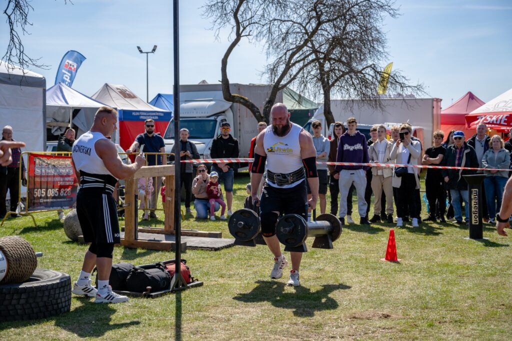 Zawodnik podczas konkurencji Strongman Show – przenoszenie ciężaru