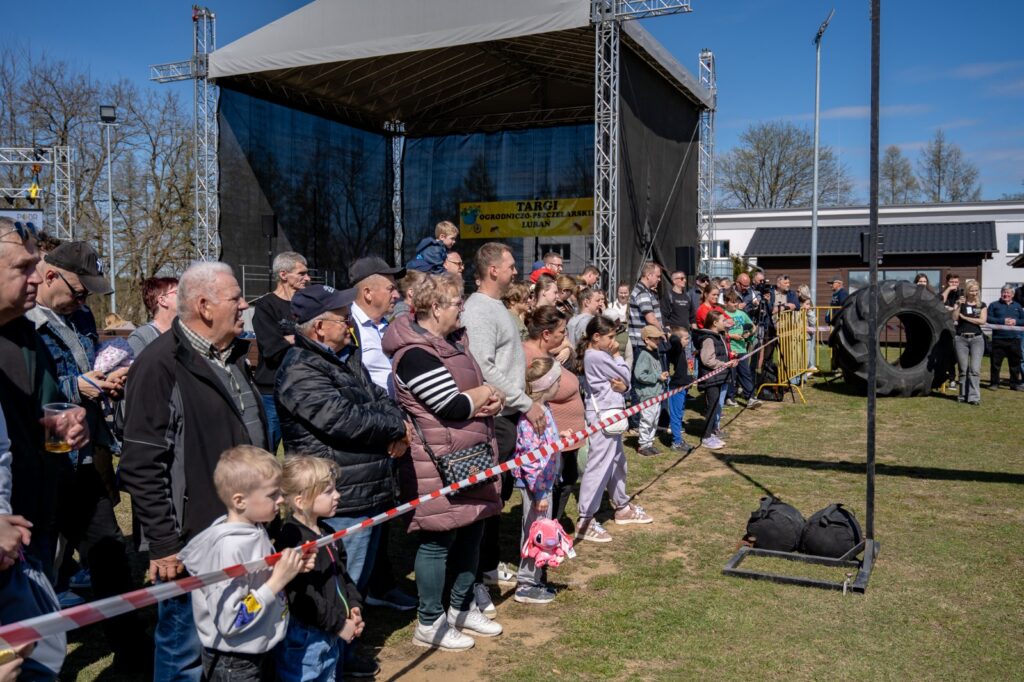 Publiczność obserwująca pokaz Strongman Show przy scenie