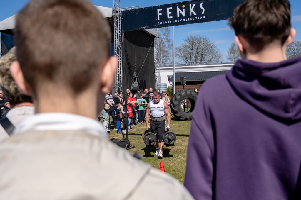 Uczestnicy wydarzenia oglądający pokaz z bliskiej odległości
