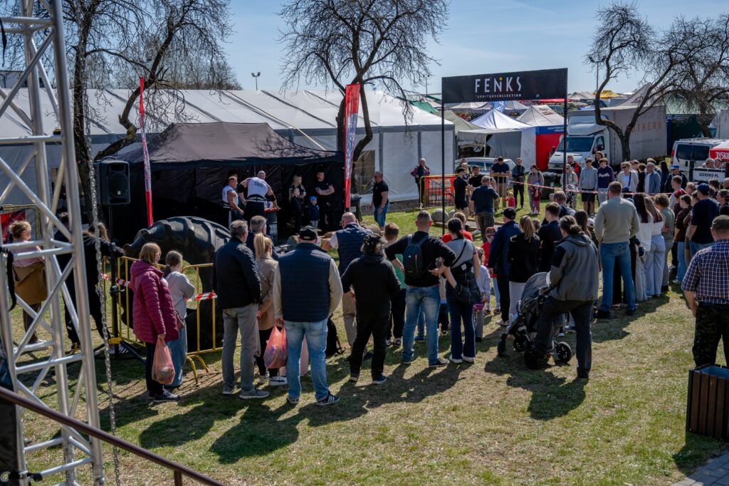 Widok publiczności zgromadzonej wokół placu pokazowego