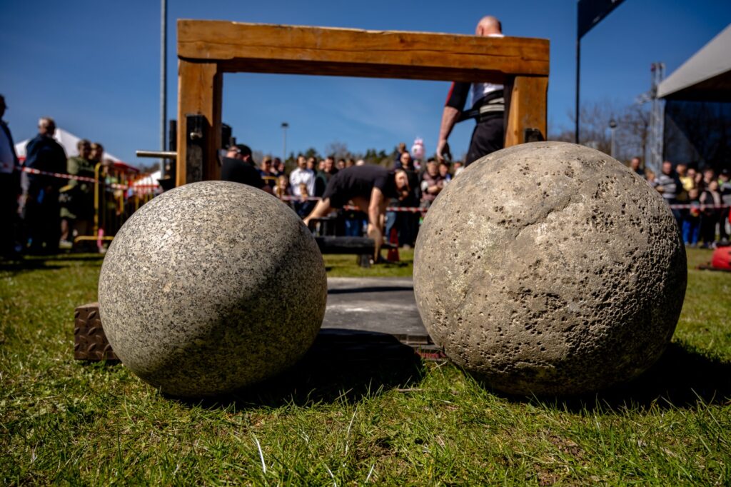 Ciężary kuliste przygotowane do konkurencji Strongman