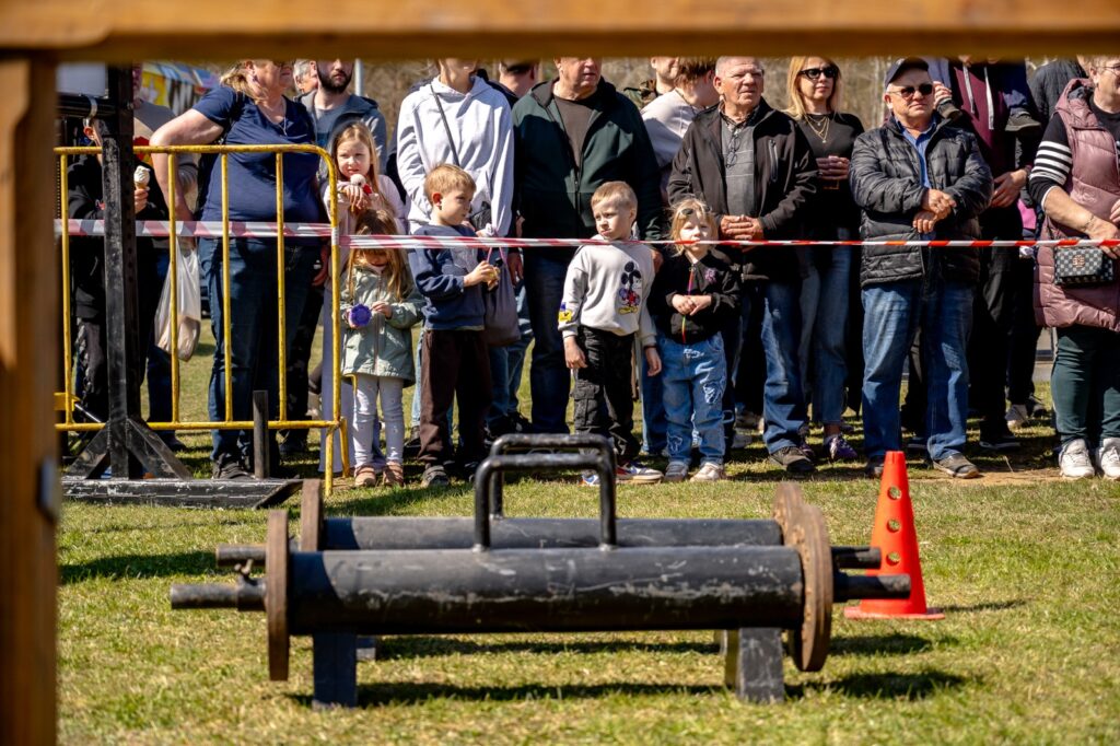 Sprzęt do konkurencji siłowych ustawiony na placu