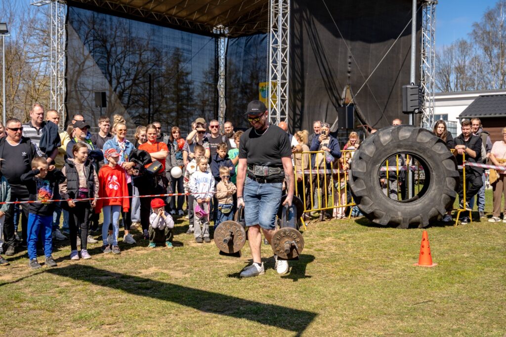 Zawodnik przenoszący ciężar podczas pokazu