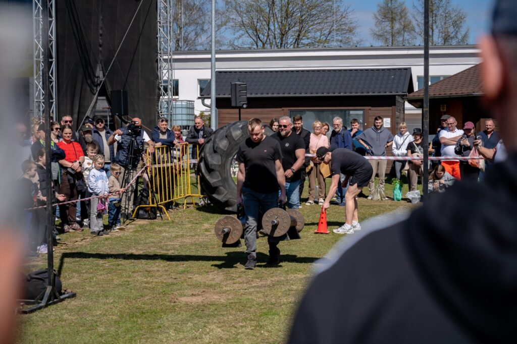 Fragment konkurencji Strongman Show widziany z bliska