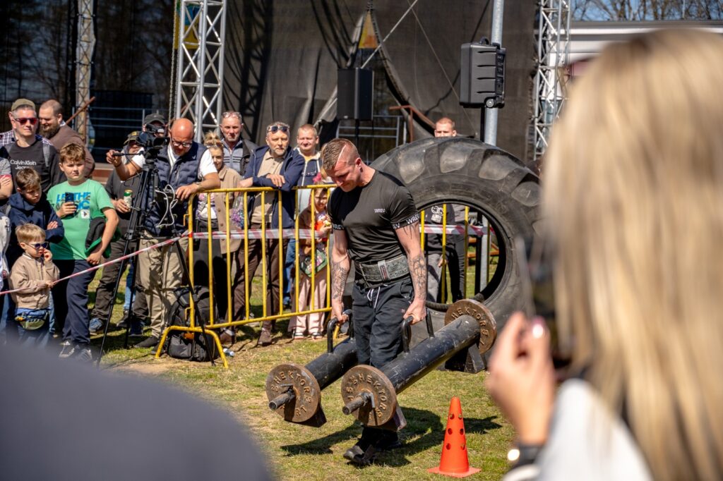 Zawodnik podczas konkurencji Strongman Show – przenoszenie ciężaru