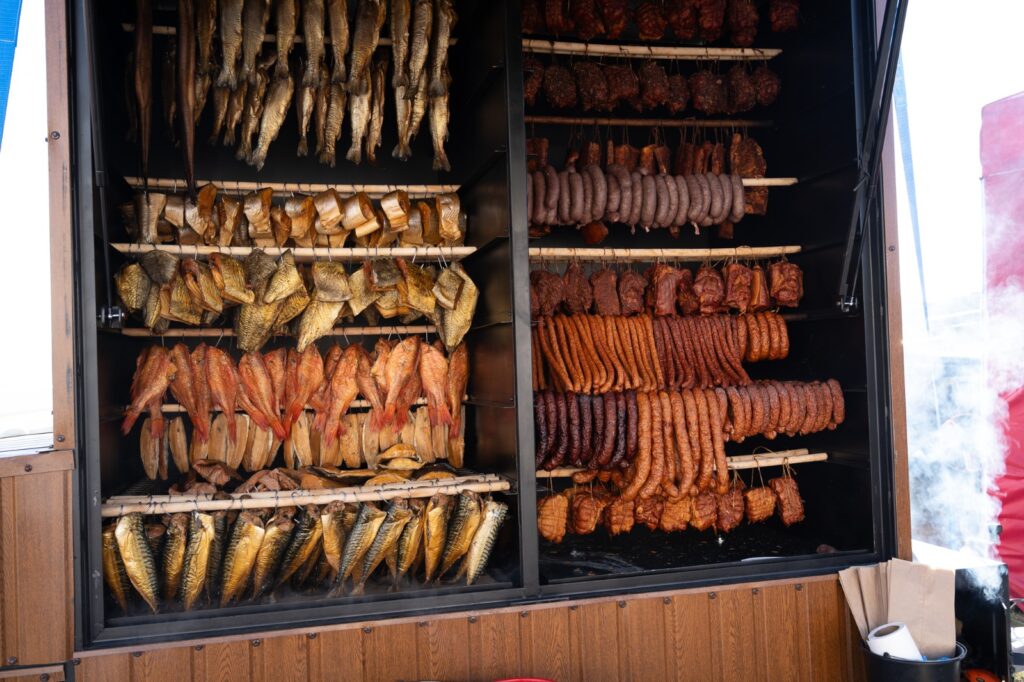 Stoisko z wyrobami tradycyjnymi – wędliny i produkty regionalne