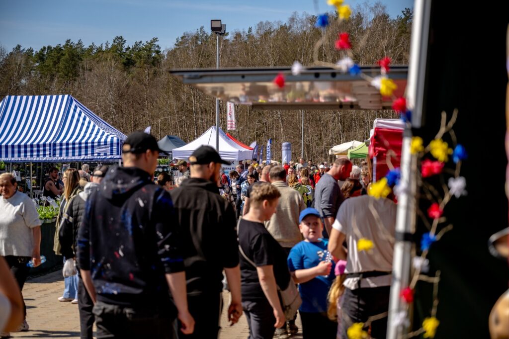 Fragment stoiska z dekoracjami i elementami wystawienniczymi