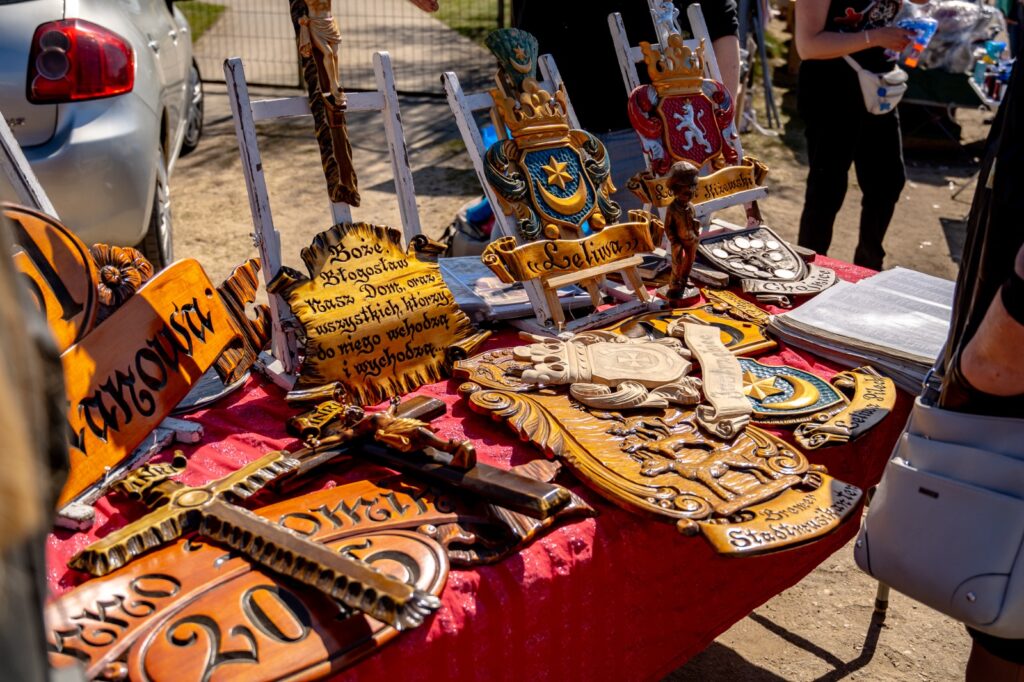 Stoisko z rękodziełem i wyrobami regionalnymi