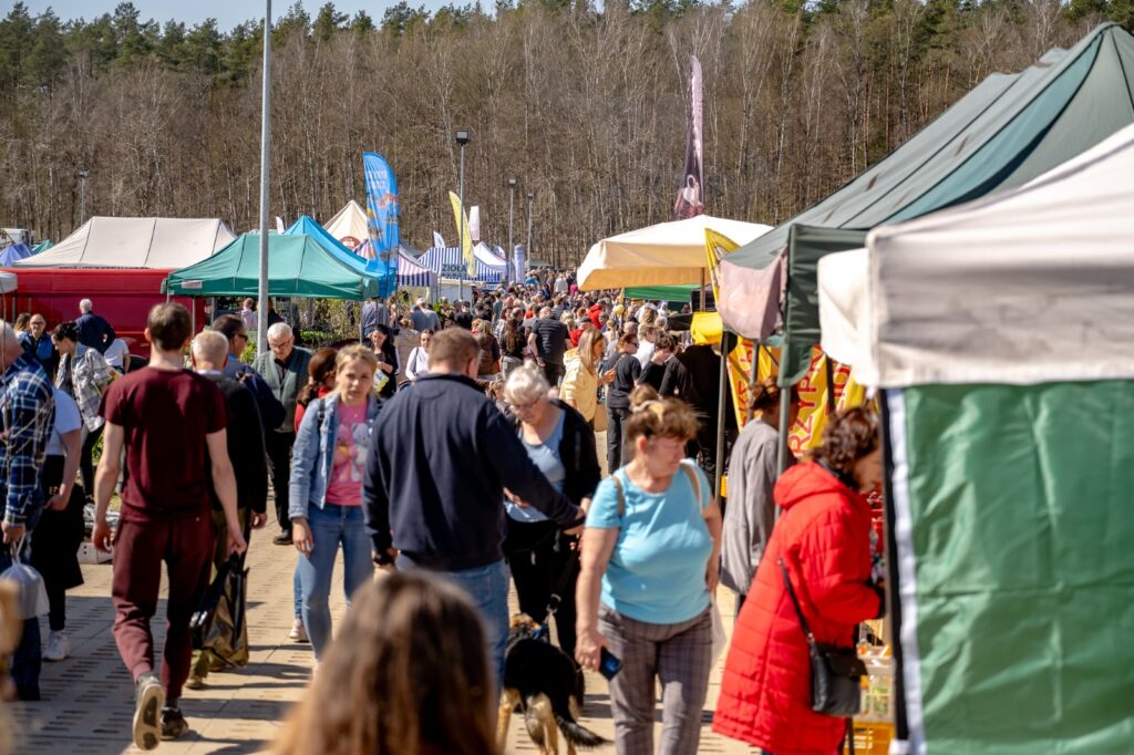 Tłum odwiedzających przemieszczający się między stoiskami targowymi