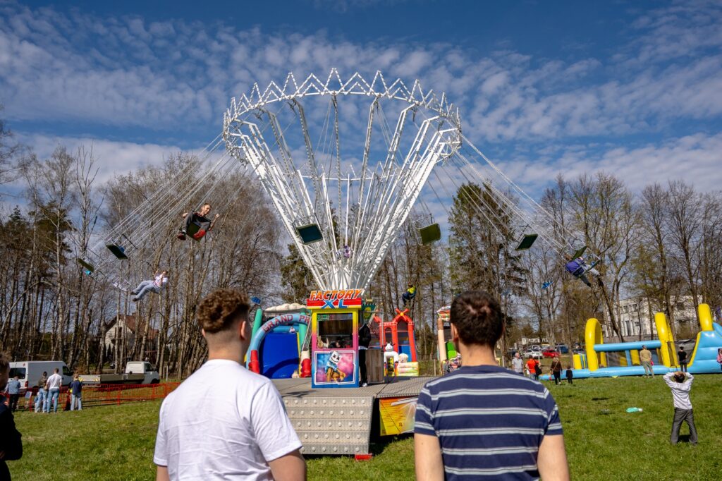Wesołe miasteczko – karuzela dla dzieci na terenie wydarzenia