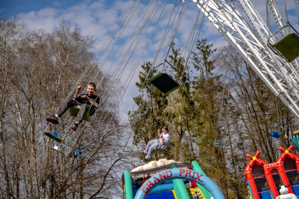 Atrakcje dla dzieci – karuzela łańcuchowa w ruchu