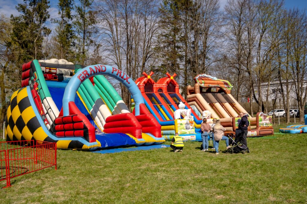 Dmuchane zjeżdżalnie i plac zabaw dla najmłodszych uczestników
