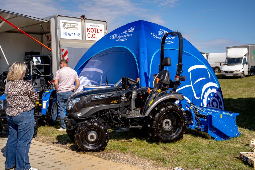 Stoisko z maszyną rolniczą prezentowaną przez wystawcę na terenie targów