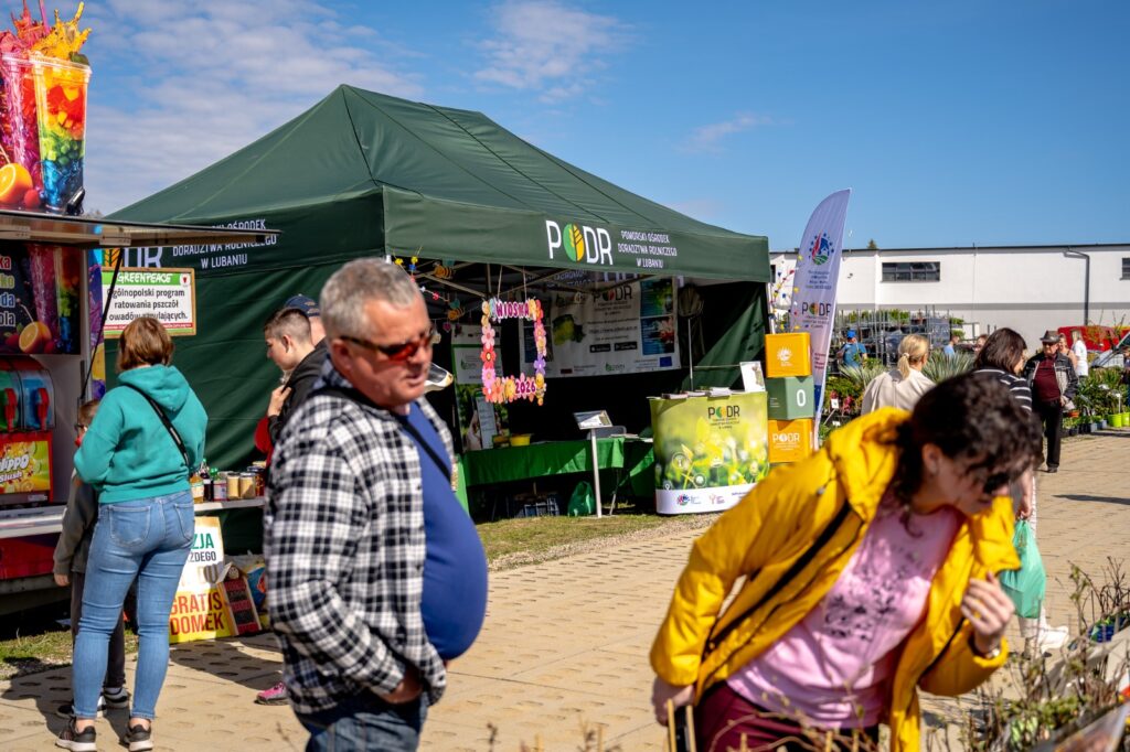 Stoisko PODR z materiałami promocyjnymi i odwiedzającymi