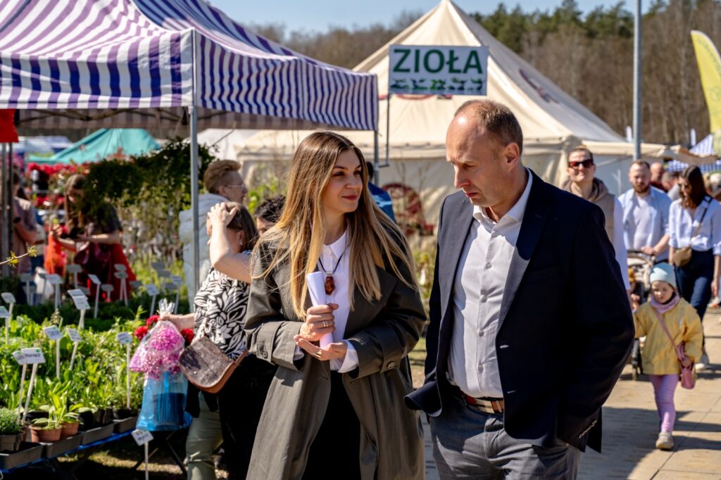 Dyrektor Aleksander Mach oraz Karolina Wróbel - zastępca dyrektora na placu targowym wśród odwiedzających i stoisk wystawców