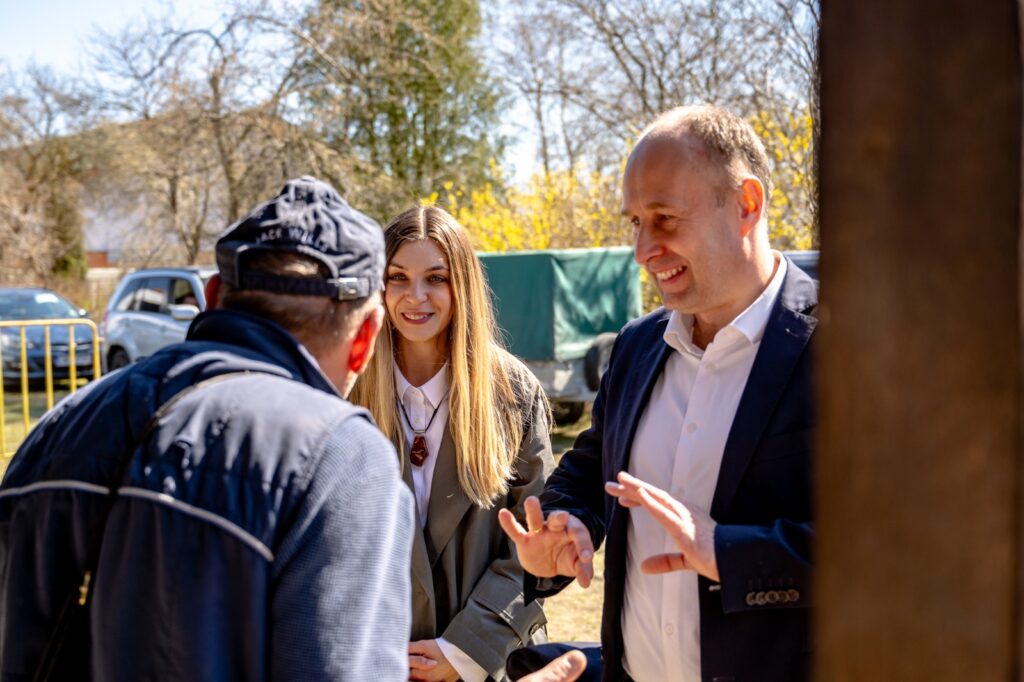 Rozmowy wystawców zdyrekcją PODR w Lubaniu przy stoiskach wystawowych