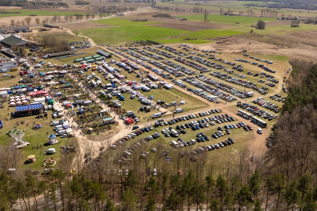 Widok z lotu ptaka na parking i teren wydarzenia w Lubaniu