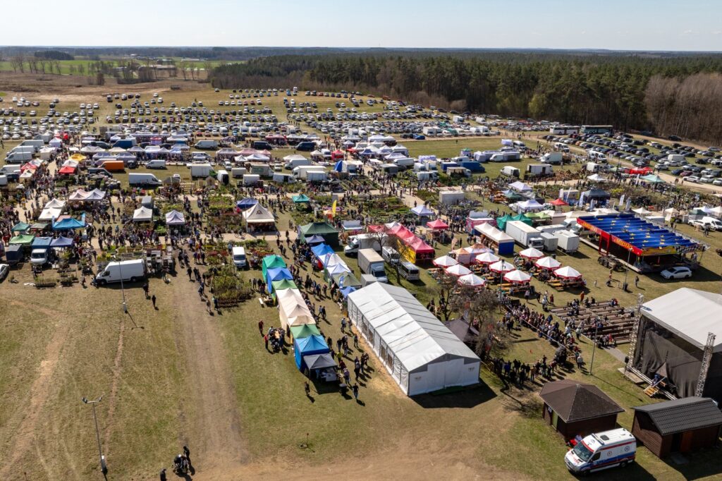 Szerokie ujęcie targów – ekspozycje, scena i licznie zgromadzona publiczność