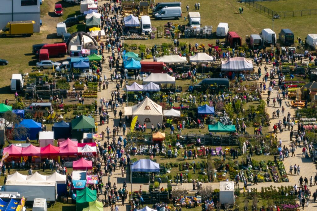 Teren targów z lotu ptaka – stoiska, alejki i odwiedzający