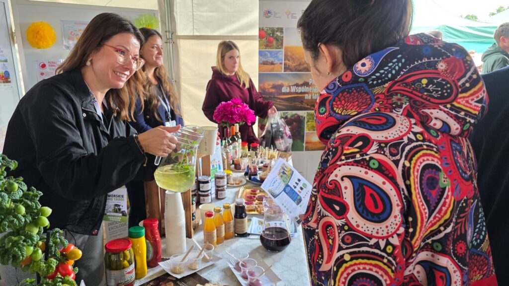 Uczestnicy targów podczas degustacji produktów certyfikowanych i rozmów z przedstawicielami stoiska #KupujŚwiadomie.