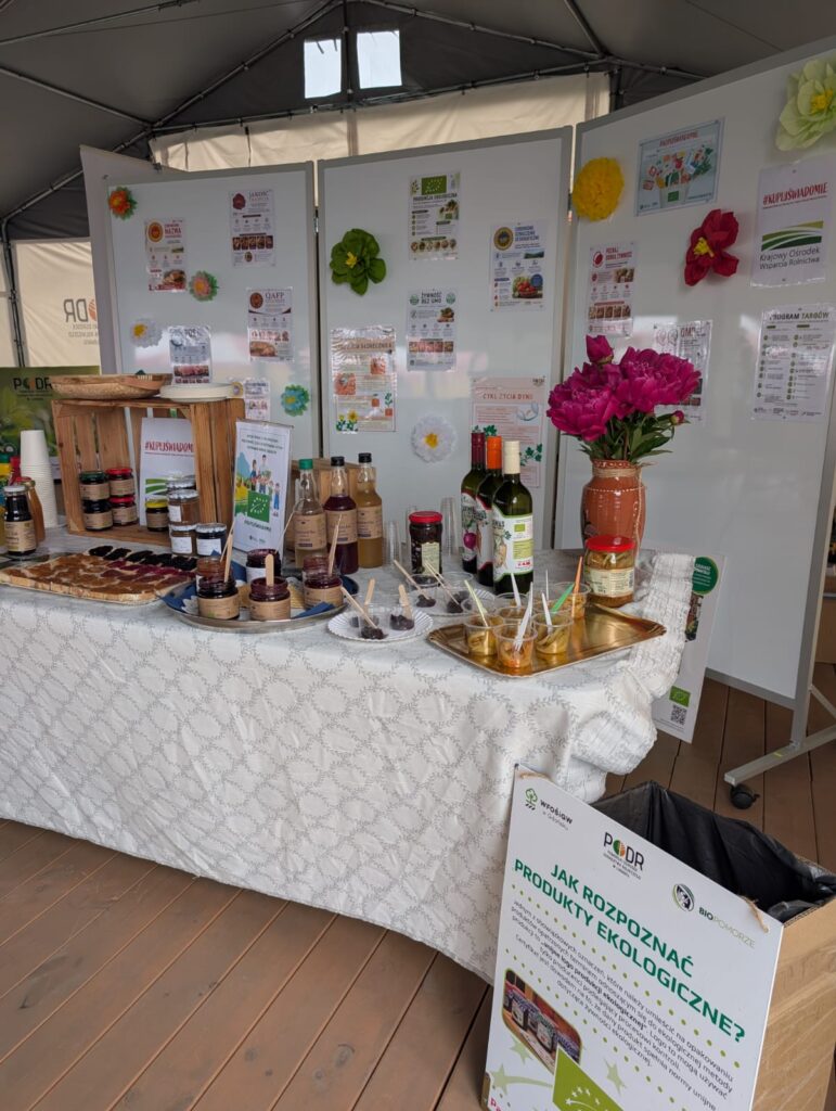 Stanowisko edukacyjne #KupujŚwiadomie podczas XXXIII Pomorskich Agro Targów z ekspozycją produktów regionalnych, planszami informacyjnymi i materiałami promocyjnymi.